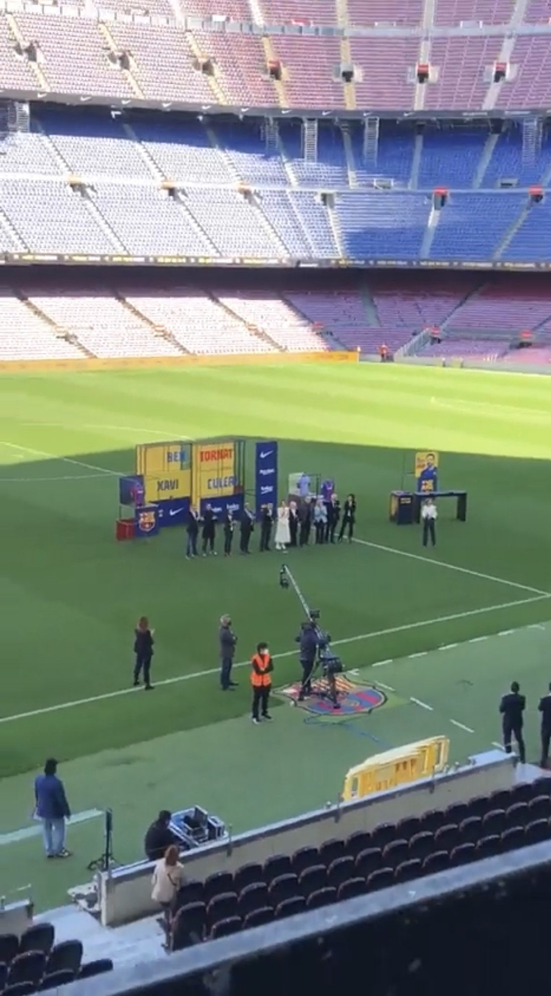 VIDÉO : Des chants anti-PSG lors de la présentation ration de Xavi au Camp Nou !