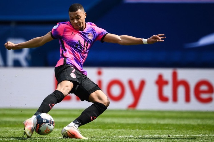 VIDÉO : #Throwback – Le but de Mbappé face à Saint-Étienne !