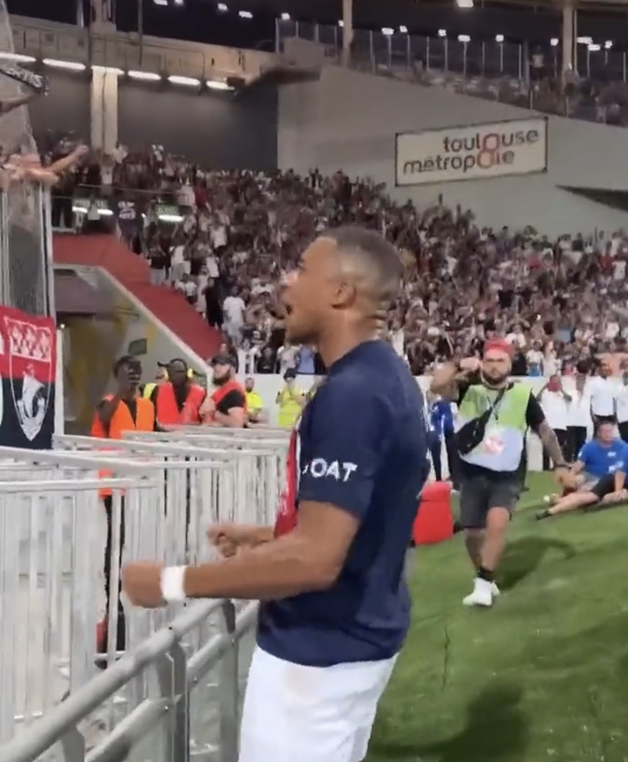 VIDEO : Mbappé : « On reste là ! »