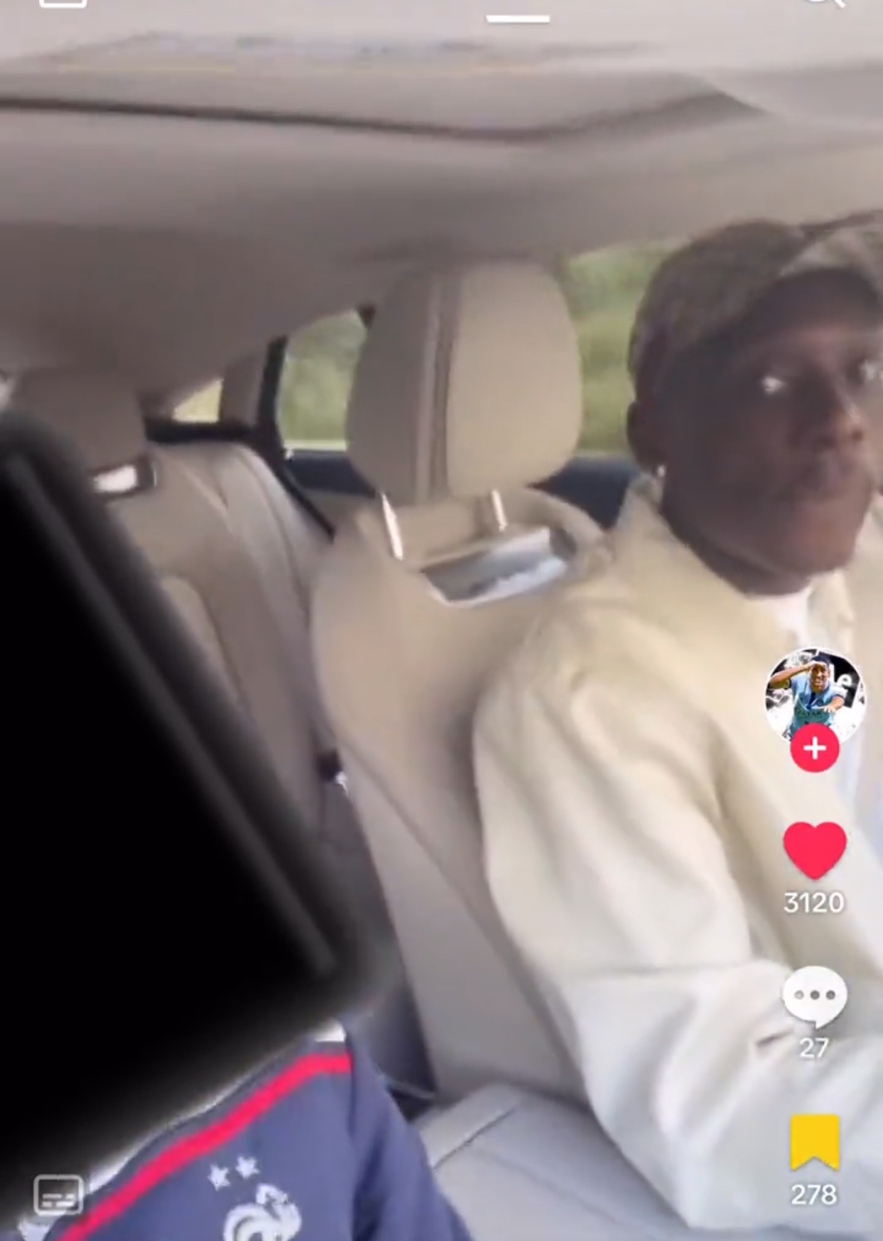 Vidéo : Kolo Muani ramène un supporters en voiture !