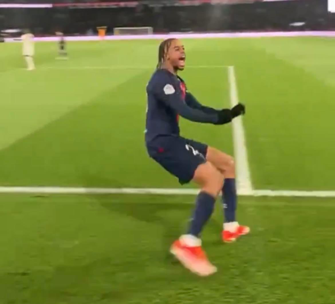 VIDEO : Siffle et insulte par les supporters Lyonnais, Barcola se venge !