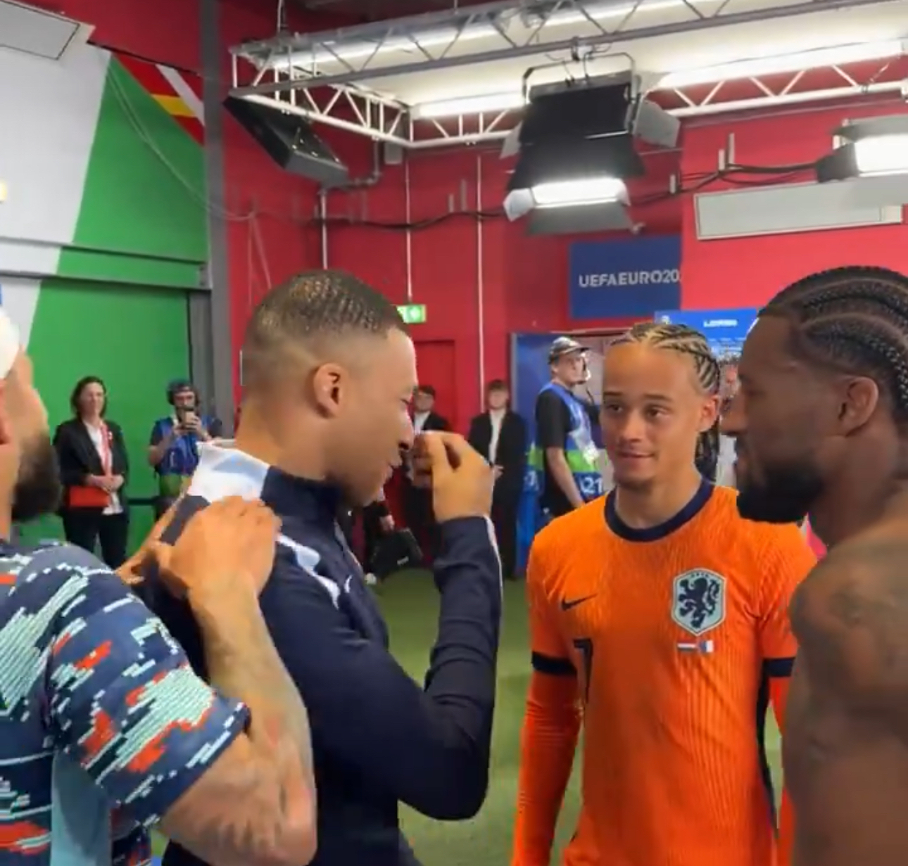 Mbappé a Xavi Simons : « il veut pas revenir … »