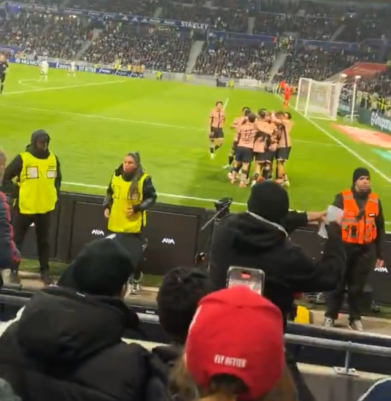 Un supporters suspendu 18 mois après un jet de projectile sur Vitinha !