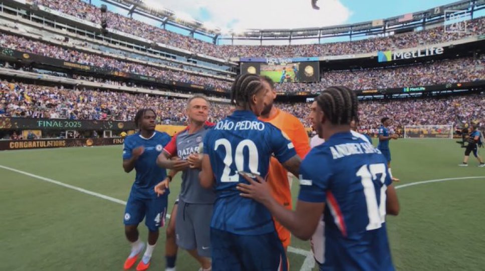 VIDÉO : Luis Enrique a giflé Joâo Pedro !