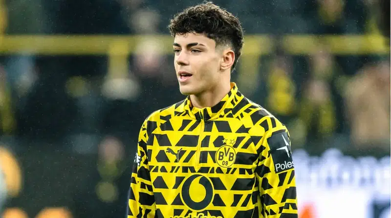 Le PSG s&rsquo;attaque à un nouveau phénomène du BVB : le « crack » de 18 ans est ciblé !