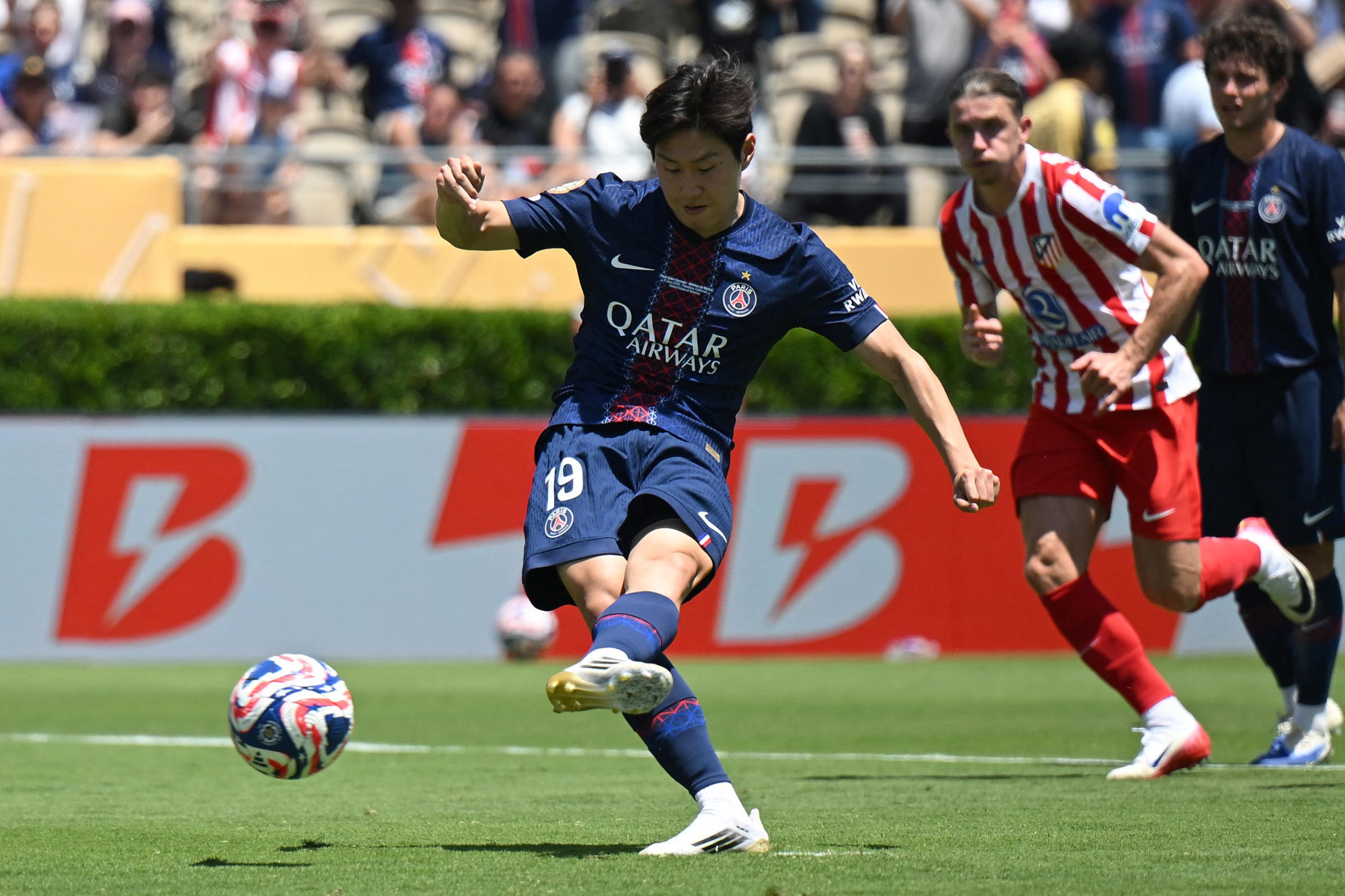 Paris Saint-Germain's South Korean midfielder #19 Kang-in Lee scoress his team's fourth goal from the penalty spot during the Club World Cup 2025 Group B football match between France's Paris Saint-Germain and Spain's Atletico de Madrid at the Rose Bowl stadium in Los Angeles on June 15, 2025. (Photo by Patrick T. Fallon / AFP)