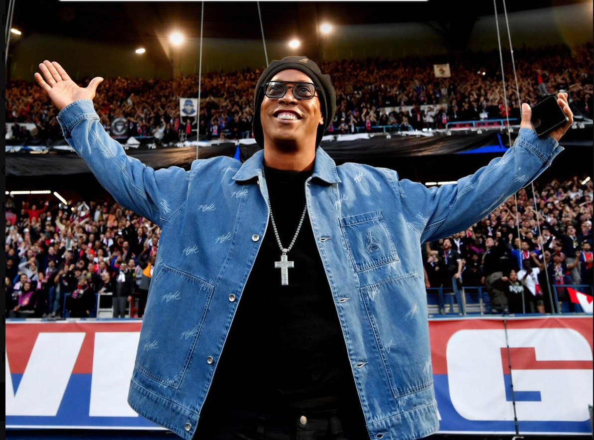 quand la légende Ronaldinho s’enflamme pour le choc PSG-Barça !