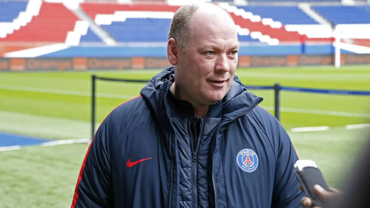 FLASH INFO : Le jardinier star du PSG Jonathan Calderwood proche d’être viré !